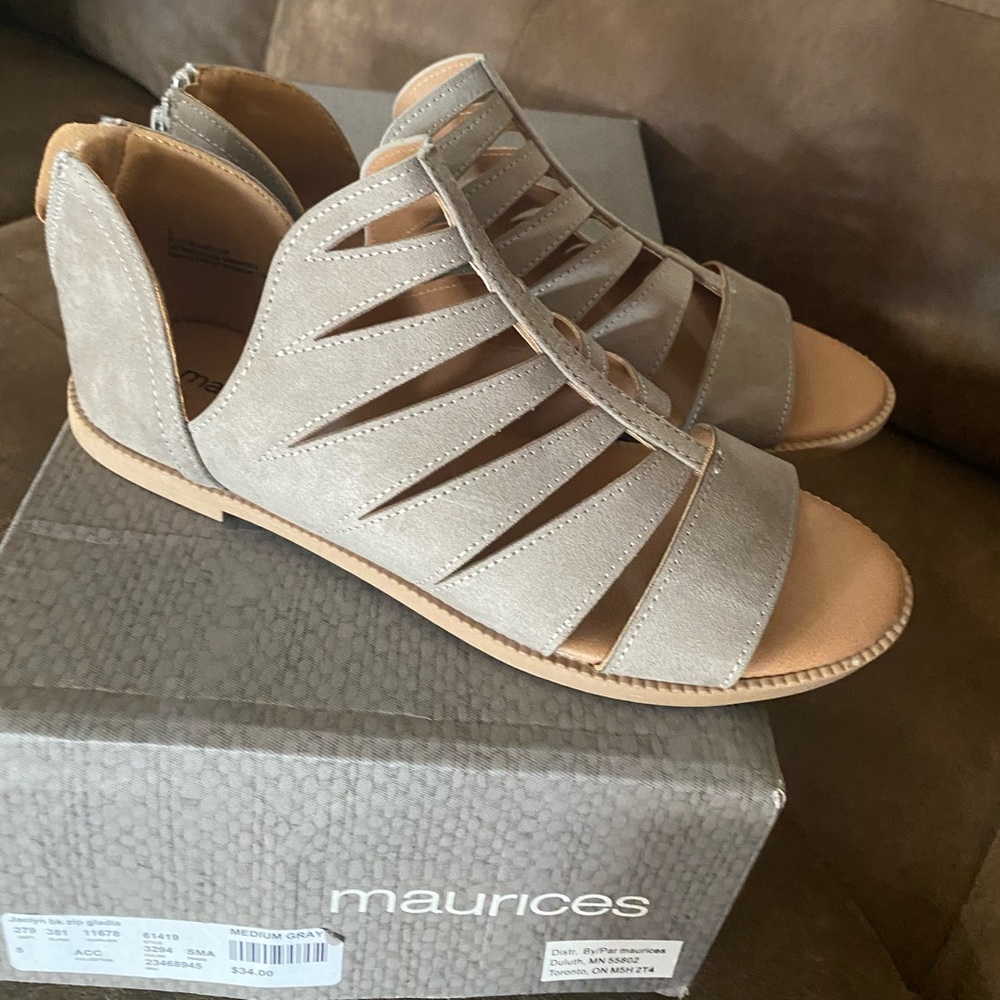 Cute sandals! Brand new !! Size 5 !